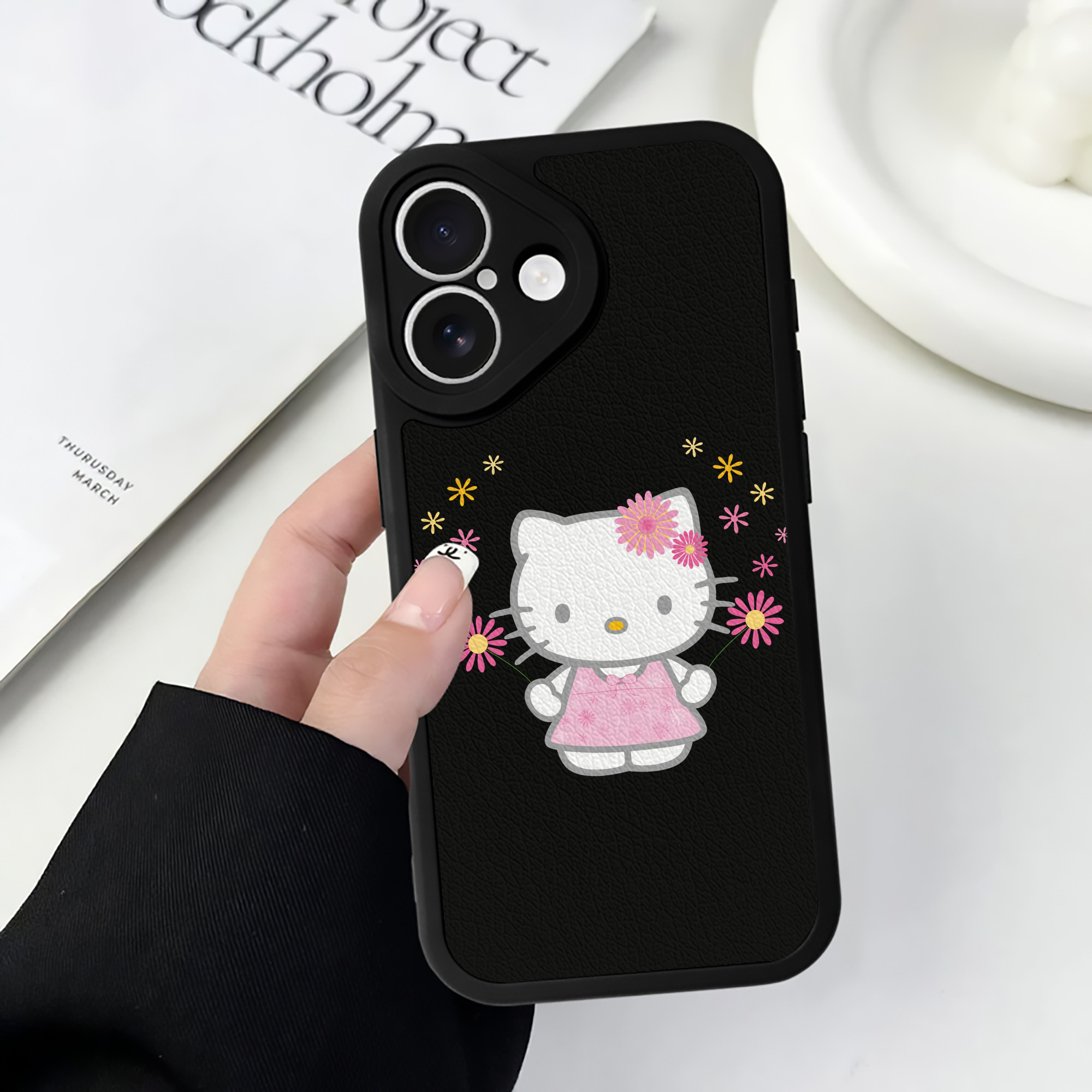 （画像用） Hello Kitty ハローキティ 【iPhone 16シリーズ対応】シリコンスマホケース（レザー調） 材質：シリコン